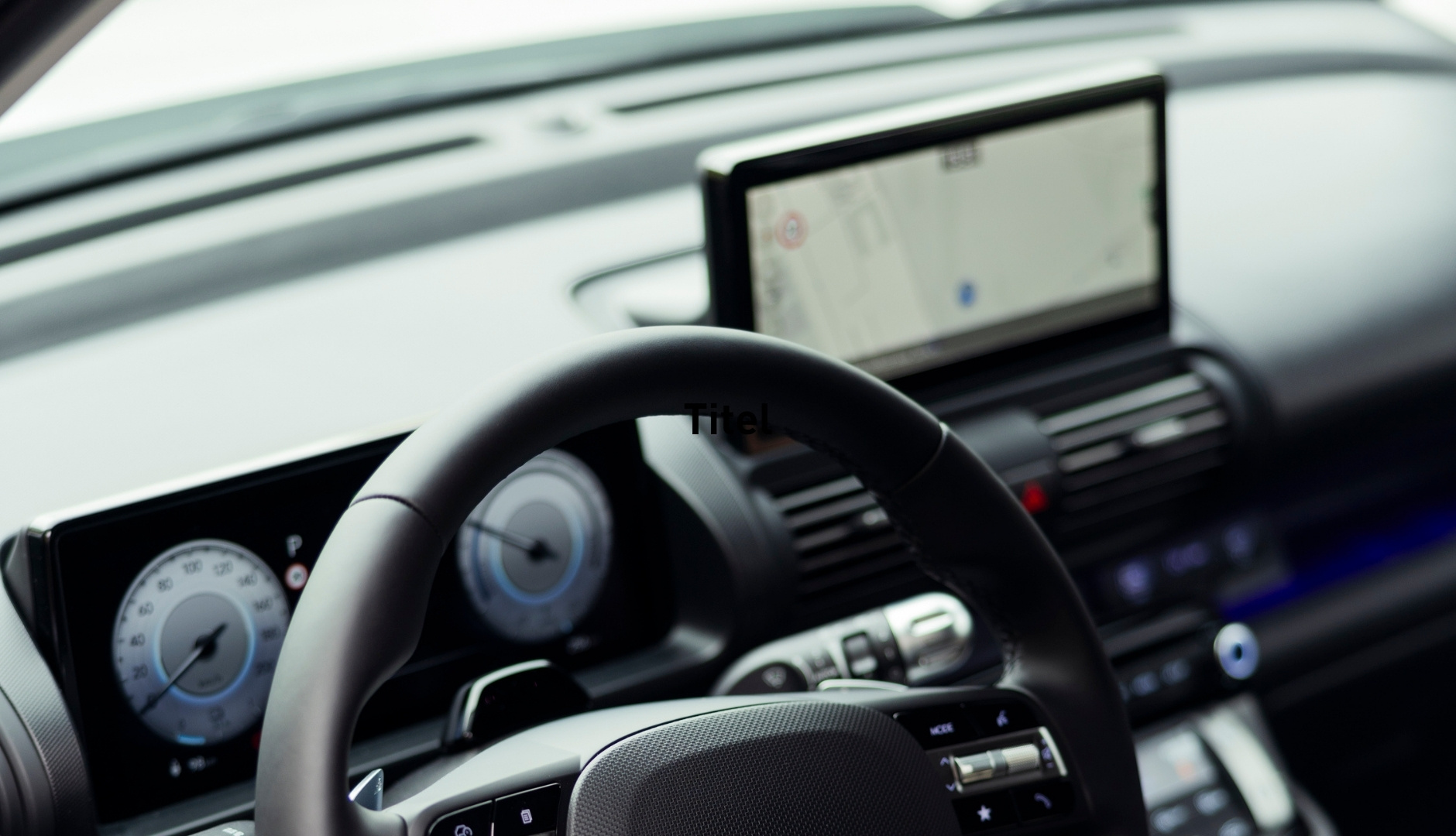 Nahaufnahme eines modernen Autocockpits mit Navigationssystem und Tachometern.