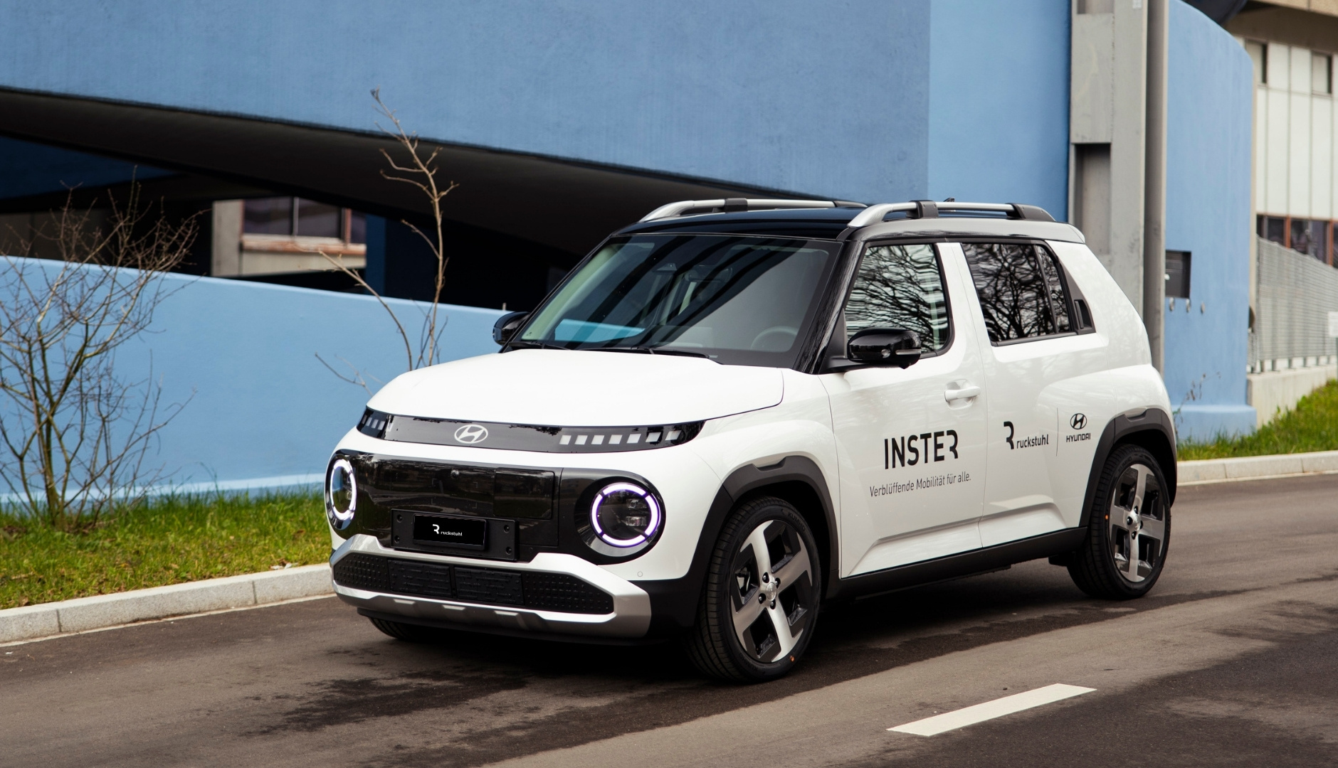 Weisser Hyundai SUV vor blauer Wand bei Ruckstuhl Garagen.